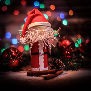 Noel arkaplanındaki oyuncak Noel Baba