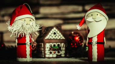 Zencefilli kurabiye evinin arka planında iki komik Noel Baba..