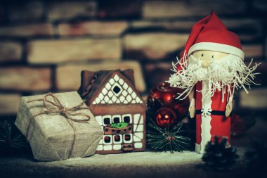 Zencefilli kurabiye evinin arka planında Noel hediyesi