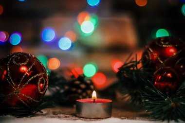 Mum ve Noel ağacı süslemeleri. Yılbaşı şenlikli taşralılar.