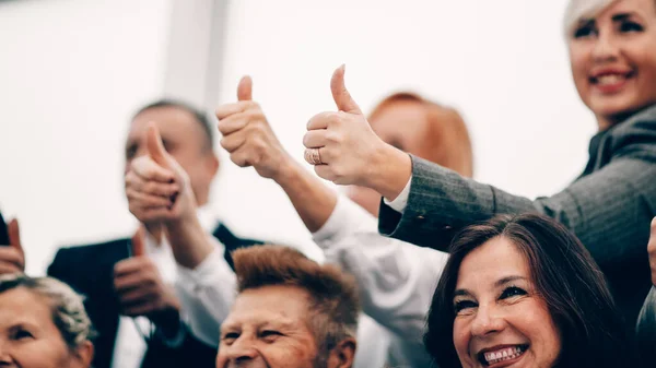 De cerca. imagen de gente de negocios mostrando pulgares hacia arriba — Foto de Stock