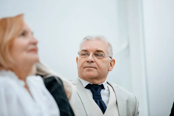 De cerca. hombre de negocios confiado mirando a sus colegas —  Fotos de Stock