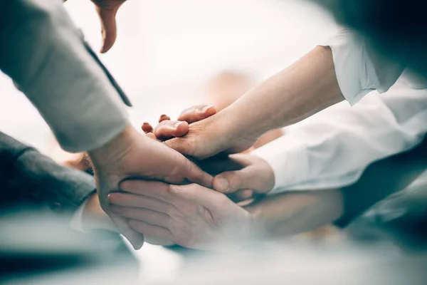 Nahaufnahme. eine Gruppe von Geschäftsleuten, die ihre Handflächen miteinander verbinden — Stockfoto