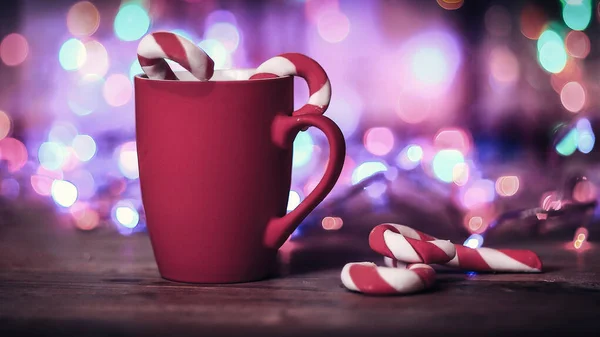 Caneca de Natal vermelho em fundo festivo brilhante — Fotografia de Stock