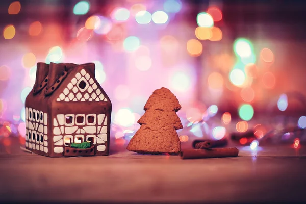 Peperkoekenhuis en koekjes zijn een feestelijke achtergrond — Stockfoto