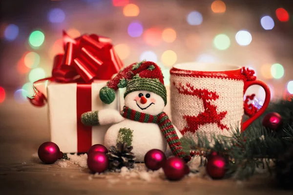 Ahşap arka planda Noel kupası. kopyalama alanı olan fotoğraf