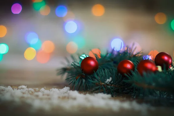 Arrière-plan de Noël branche d'arbre de Noël avec des boules sur bois — Photo