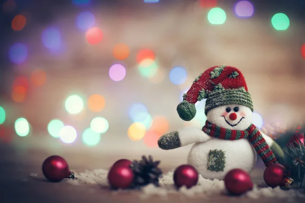 Biglietto di Natale. pupazzo di neve giocattolo su sfondo di Natale. — Foto Stock