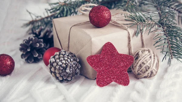 Κουτί δώρου και κλαδί χριστουγεννιάτικο δέντρο και διακοσμήσεις σε λευκό — Φωτογραφία Αρχείου