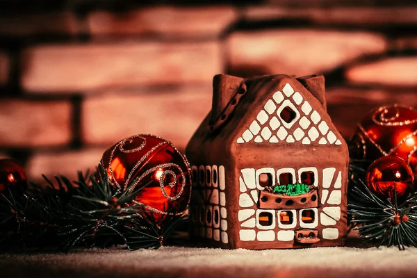 ジンジャーブレッドハウス、クリスマスボールとサンタクロース。コンセプトは — ストック写真