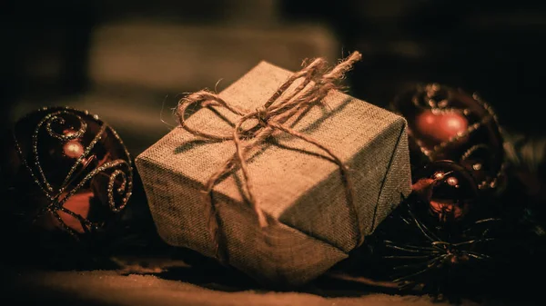 Regalo de Navidad en el fondo de las decoraciones navideñas —  Fotos de Stock