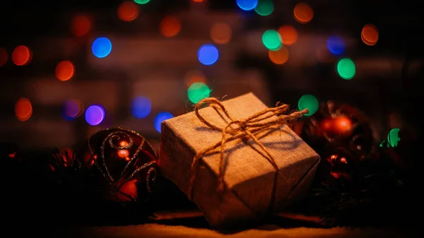 Regalo de Navidad en el fondo de las luces de Navidad — Foto de Stock