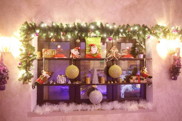 Mensola decorativa vintage con decorazioni natalizie a parete — Foto Stock