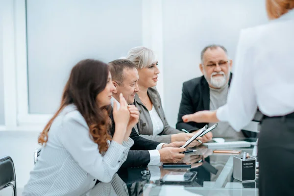 Grupo de trabalho que discute documentos de trabalho numa reunião de trabalho — Fotografia de Stock