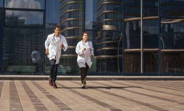 Tam gelişim. Tıbbi uzmanlar kurtarmaya koşuyor..