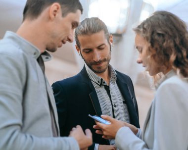Bir grup genç metroda haberleri tartışıyor..
