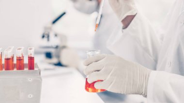 Kapat. Laboratuvardaki bir grup bilim adamının görüntüsü.