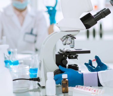 Kapat. Laboratuvar masasında oturan hırslı bir bilim adamı. .
