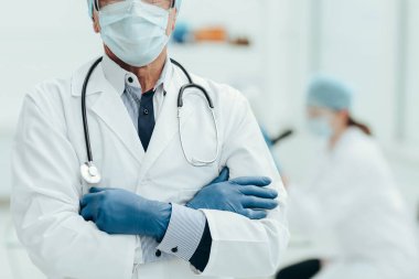 Kapat. Tıp laboratuarında doktorluk yapıyorum..