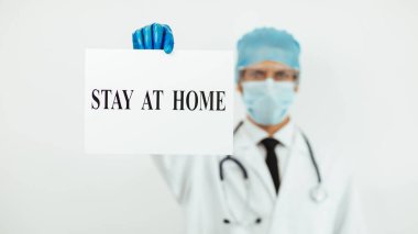 Kapat. Doktor ilanı evde gösteriyor..