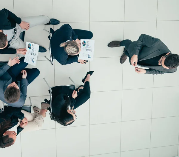 Ovanifrån. Arbetsgrupp som diskuterar den nya finansiella strategin. — Stockfoto