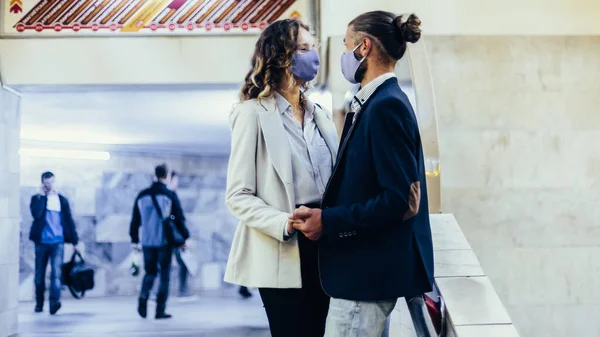 Casal apaixonado abraça na travessia do metrô. — Fotografia de Stock