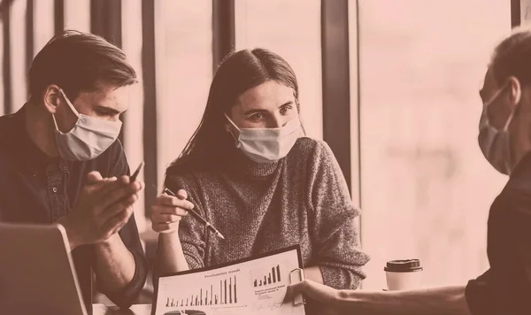 Young woman in a protective mask talking to her colleague. — Stock Photo, Image