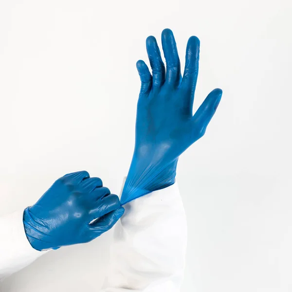 De cerca. doctor poniéndose guantes protectores. — Foto de Stock