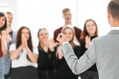 Dikiz aynası. İş adamı bir grup farklı genç insana bakıyor.