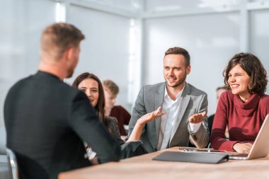 Çalışma grubu ofis toplantısında iş konularını tartışıyor.