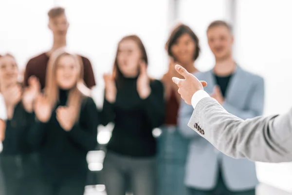 Imagem turva de um grupo de pessoas diferentes de pé em uma sala de conferências. — Fotografia de Stock