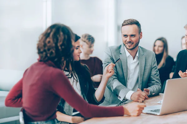 Groupe sérieux d'employés discutant de questions importantes — Photo