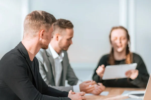 De cerca. equipo empresarial discutiendo los planes para el nuevo proyecto — Foto de Stock