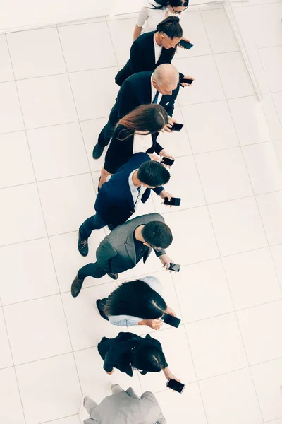 Στην κορυφή. ποικίλες επιχειρήσεις των ανθρώπων που στέκονται στην ουρά για συνεντεύξεις. — Φωτογραφία Αρχείου