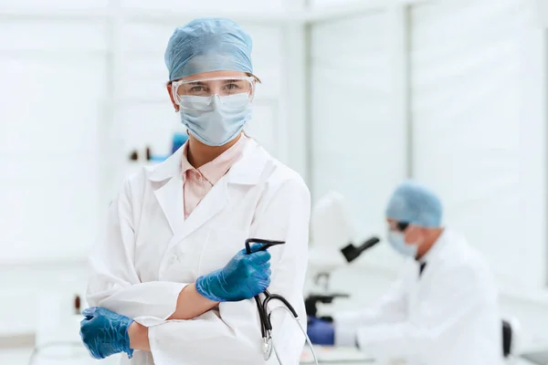 Vicino. medico donna con uno stetoscopio in piedi in laboratorio. — Foto Stock