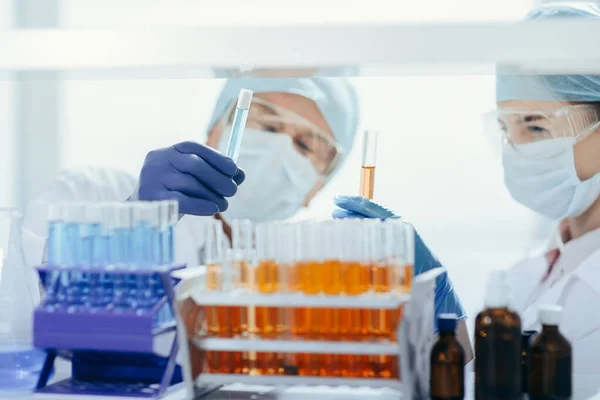 Fecha. biólogos realizam exames de sangue em laboratório . — Fotografia de Stock
