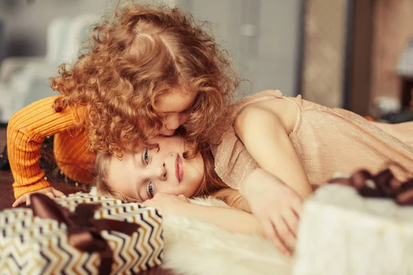 Dos hermanas bonitas relajándose en la sala de estar en Nochebuena. — Foto de Stock