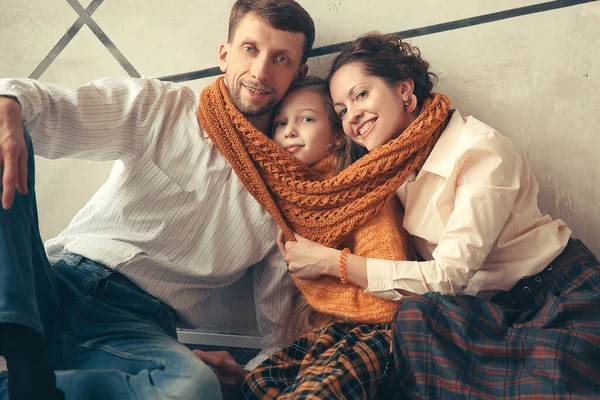 Retrato de una familia feliz con una hija pequeña — Foto de Stock