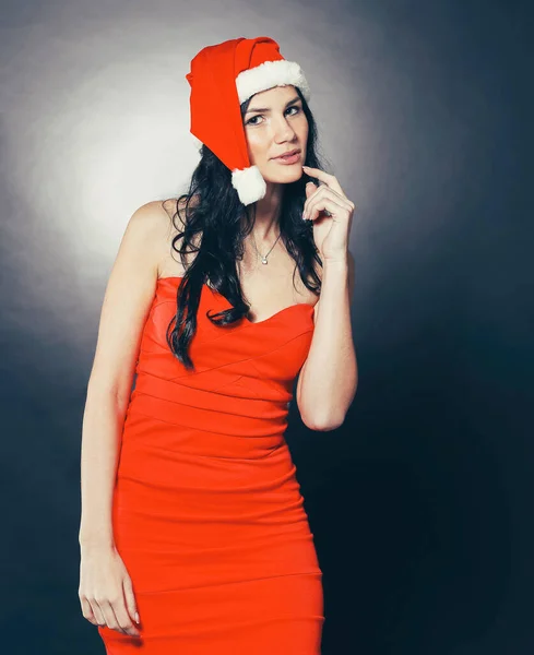 Schöne junge Frau in einem roten Kleid. isoliert auf schwarz — Stockfoto