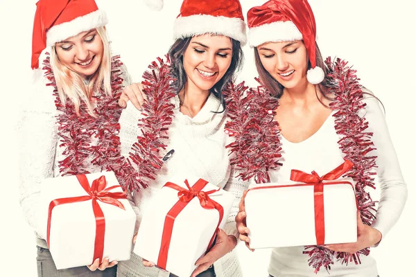 Groupe d'étudiantes en costume du Père Noël avec des cadeaux de Noël . — Photo