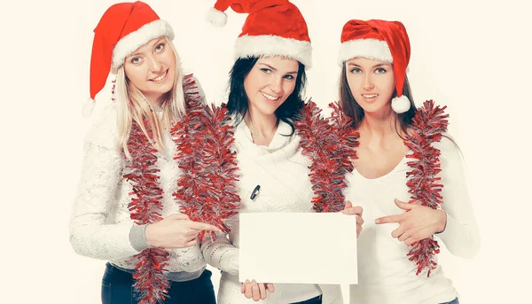 Grupo de estudantes do sexo feminino em trajes de Papai Noel segurando folhas em branco — Fotografia de Stock