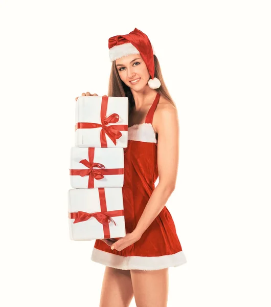 Heureuse jeune femme en costume du Père Noël avec beaucoup de shopping de Noël. — Photo