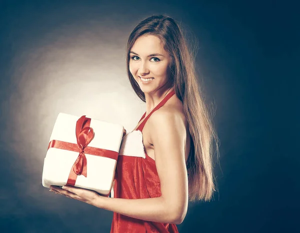 Mujer joven con estilo en el traje de Santa Claus con gif de Navidad —  Fotos de Stock