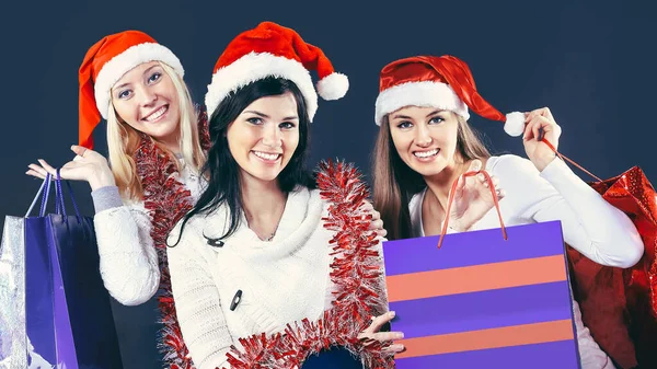 Groupe de femmes heureuses en costumes du Père Noël et des achats de Noël . — Photo