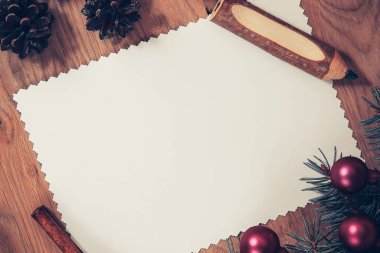 Ahşap bir arka planda Noel için boş bir Noel kartı.