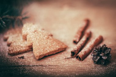 Tarçın çubukları, kurabiyeler ve Noel ağacı dalı ama masa...