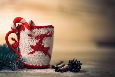 Süslü ve şekerli Noel kupası. tatil kavramı