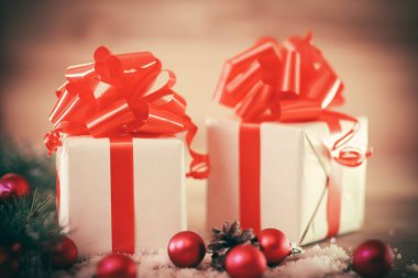 Noel kartı. Noel hediyesi dolu renkli kutular.