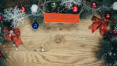 Tahtaya bir tebrik çelengi yazılmış.