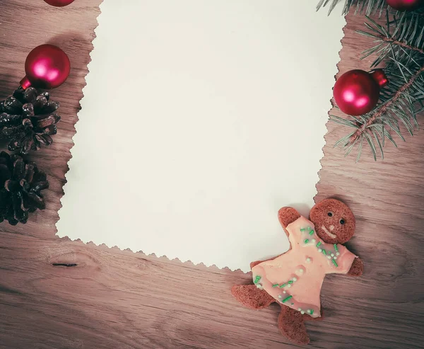 Cartão de Natal em branco, cones de pinho e lápis em backgroun de madeira — Fotografia de Stock